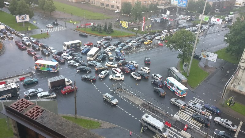 Из-за удара молнии недалеко от Площади Мужества в Петербурге возник транспортный коллапс