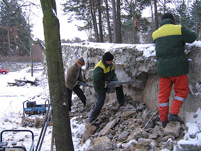Начался ремонт подпорной стенки дюны у ДК. (Фото Ю. Викториновича)