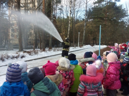 В Сосновом Бору пожарные устроили праздник для воспитанников детского сада 