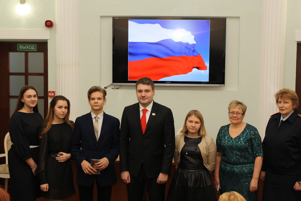 Юным сосновоборцам вручили паспорта в День Конституции Российской Федерации