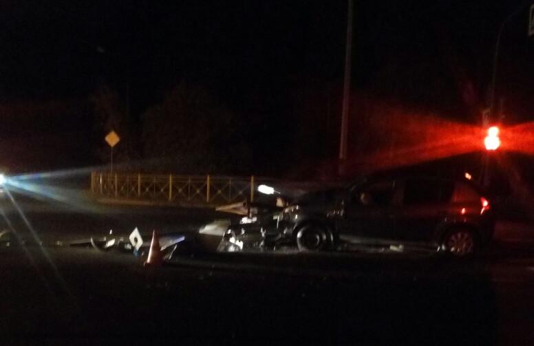Ночная авария на мосту у станции «80 км»: автомобиль снес светофор