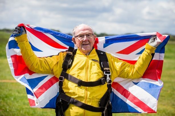 101-летний ветеран оказался «абсолютно на седьмом небе» после прыжка с парашютом