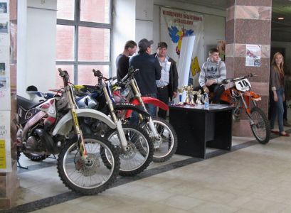 В здание администрации приехали на мотоциклах (Фото Ольги Домашенко)