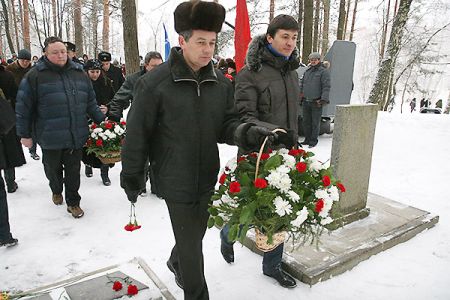 Глава администрации Владислав Голиков (справа) и замглавы Андрей Калюжный (слева) начали возложение цветов на мемориале