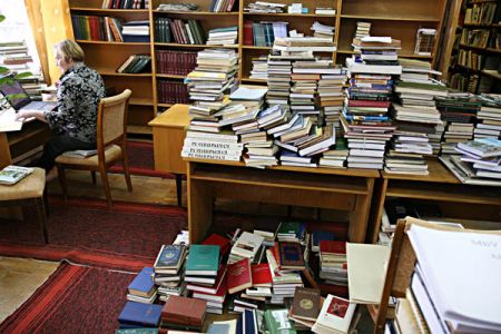 Далеко не все книги, газеты и журналы сможет принять к себе публичная библиотека, судьба остальных — утилизация (Фото Юрия Шестернина)