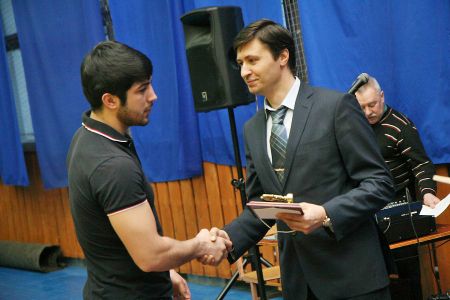 Глава администрации Владислав Голиков поздравил  Мурада Курбанмагомедова с заслуженными победами (фото: Юрий Шестернин)