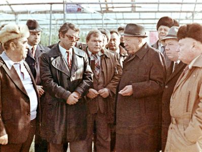Комбинат в Учкудуке посещали многие высокие гости, в том ­числе министр среднего машиностроения Е. Славский (третий справа)