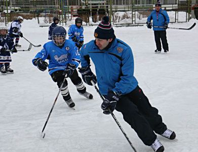 В столь юном возрасте поиграть с хоккеистами такого высокого уровня — дорогого стоит (Фото Юрия Шестернина)