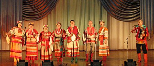 Ансамбль народной песни «Купава» (ДК «Строитель) исполняет песню «Русские праздники» (Фото Ольги Домашенко)