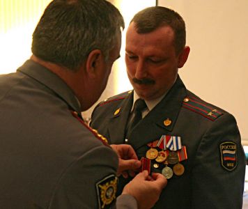 Медалью «За отличие в службе»III степени награжден подполковник внутренней службы Д. Дмитриев (Фото Станислава Селина)