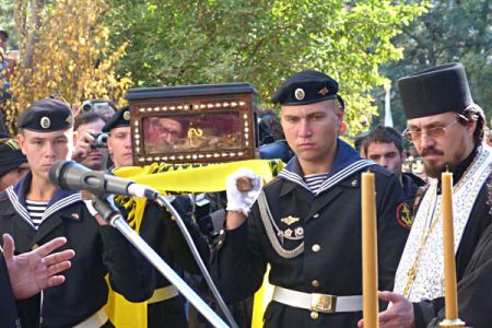Десантники БДК «Цезарь Куников» перенесли урну с прахом погибших воинов к мемориалу