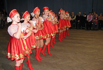 Русские народные танцы от веселых «матрешек» завели весь зал  (Фото Александра Варламова)