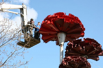 Когда покрасят шестиметровые «гвоздики» в сосновоборском парке скульптур?