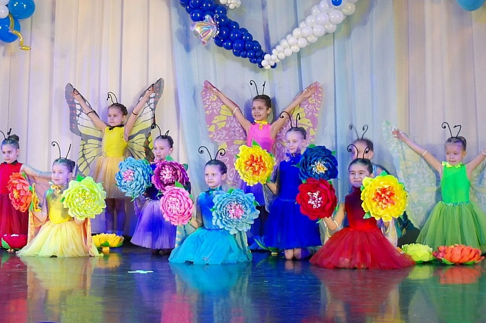В Сосновом Бору прошел великолепный фестиваль детских садов «Разноцветная весна-2024»