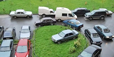 В Петербурге разрешили парковаться на газонах