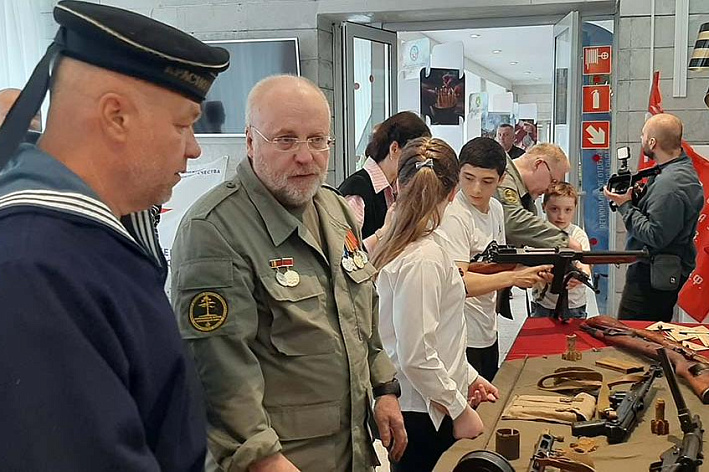 От медальона до винтовки. Поисковики Соснового Бора дали прикоснуться горожанам к военной истории
