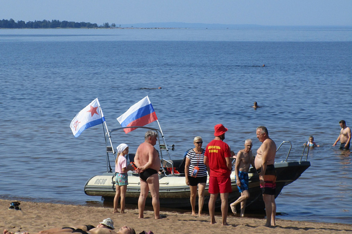 Они стремились к морю и прохладе. В Сосновом Бору в жаркие дни совершались нарушения ПДД, общественного порядка и правил поведения на воде