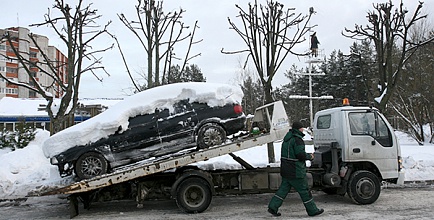 Снег вывезут по графику,  а автомобили — на эвакуаторе
