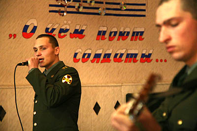  Победители конкурса среди срочнослужащих А. Анисимов и Д. Резник. (Фото Юрия Шестернина)