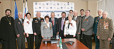  В зале совещаний директора ЛАЭС в этот день принимали поздравления ветераны Соснового Бора и атомной станции 
