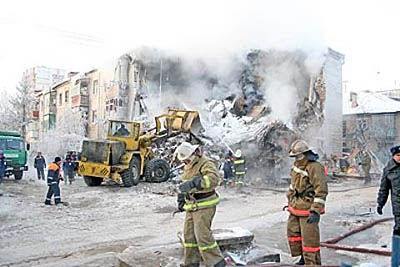 9 января в Казани в результате ночного взрыва бытового газа обрушился подъезд кирпичного жилого дома. 9 человек погибли