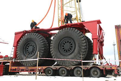  Этим колесам предстоит носить противовесы крана, вес которых превышает 600 тонн. (Фото Юрия Шестернина)