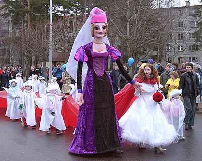 Когда-то у нас в городе проводили только детские карнавалы, сейчас их организуют и для взрослых (Фото Нины Князевой)