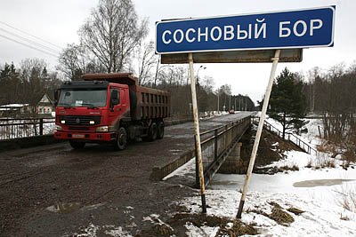  Большегрузный транспорт оставил свой след на этом мосту (Фото Юрия Шестернина)