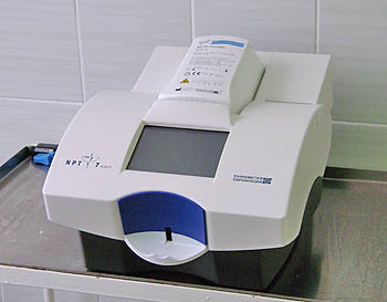  Ценное приобретение — газовый анализатор крови (Фото Нины Князевой) 
