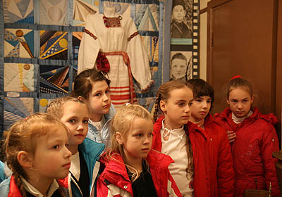 2-а класс из школы № 9 (классный руководитель Л. Брагина) побывал на выставке (Фото Юрия Шестернина)