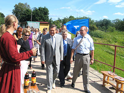  Уже на мосту в древнюю крепость губернатору В. Сердюкову и другим гостям предложили угощение (Фото Нины Князевой)