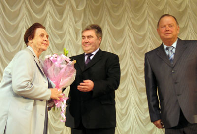 Цветы и слова признательности — Почетному гражданину города Н. Громовой. (Фото Юрия Шестернина)