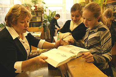  Заведующая библиотекой лицея № 8 Н. Широкова всегда окружена маленькими читателями (Фото Юрия Шестернина)