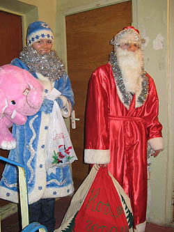  В некоторые сосновоборские дома, благодаря добрым людям, пришли настоящие Дед Мороз со Снегурочкой 