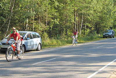 Велосипед на дороге — равноценный участник дорожного движения.(Фото Нины Князевой)