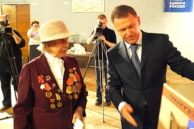  Г. Нагинский вручает подарок бывшему лейтенанту разведки Е. Тарасовой (Фото Альберта Болдина)