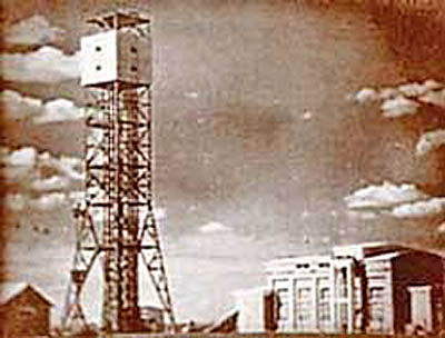  Так выглядела 37-метровая металлическая башня в центре опытного поля Семипалатинского полигона перед испытанием атомной бомбы РДС-1 