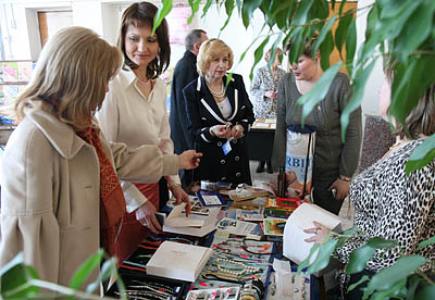  Заместитель главы администрации О. Шаповалова уверена — выставка интересна и женщинам (Фото Юрия Шестернина)