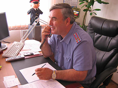  С начальником милиции спешили пообщаться многие наши читатели. (Фото Виктора Поповичева)