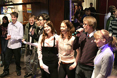  Живут студенты, как поют,— весело (Фото Юрия Шестернина)