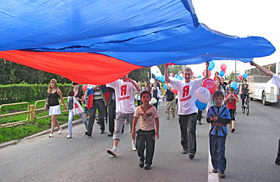  Под российским триколором участники шествия прошли по центру города (Фото Александра Варламова)