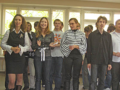 Студенты «ответили» бодрым пением гимна института. (Фото Станислава Селина)