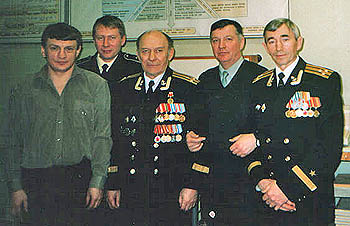 О. Певцов (третий слева) — штурман первой атомной подводной лодки 