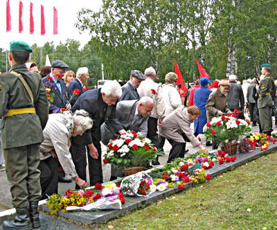  Каждый год 14 сентября на мемориал «Берег мужественных» приезжают горожане, чтобы почтить память погибших героев и возложить цветы (Фото Ольги Домашенко)