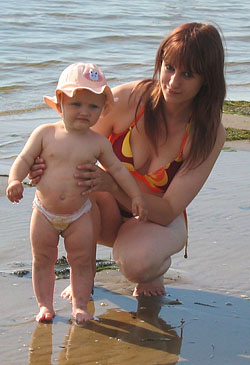 Мама Вика: «На пляже не хватает „грибочков“». (Фото Виктора Поповичева)