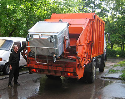 Подождать еще немного — и вместо мусоровозов во дворах появятся контейнеры (Фото Виктора Поповичева)