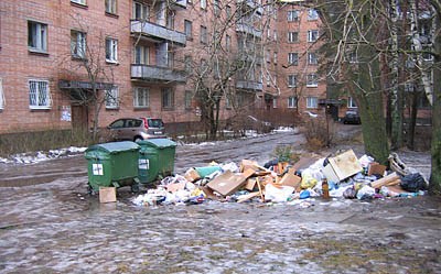  Двор дома № 6 по улице Высотной: мусор рядом с контейнерами (Фото Ю. Викториновича)