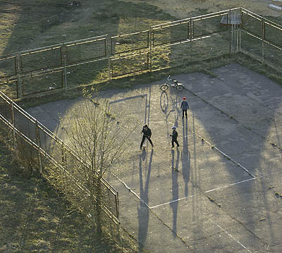 Спортивная площадка должна быть пригодной для детских игр. (Фото Юрия Шестернина)