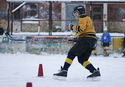  Юные хоккеисты опробовали лед (Фото Юрия Шестернина)
