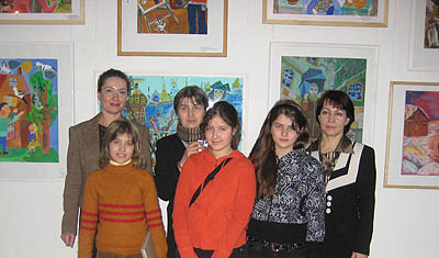  Студийцы на фоне своих работ (Фото из архива студии искусств и ремесел)